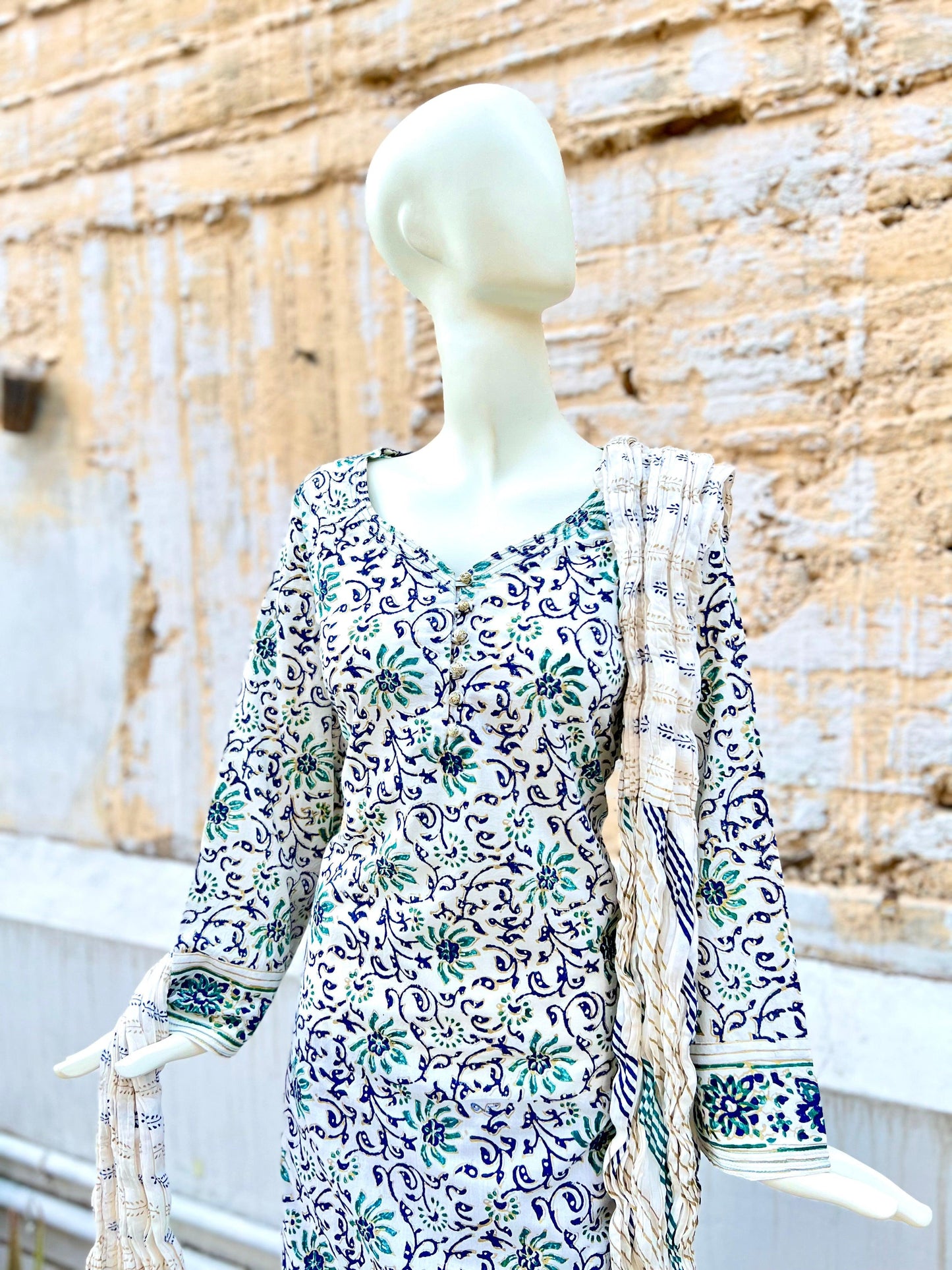 Dress up in our Gold Ferozi Pret shirt with a stunning Sunflower design on the dupatta.