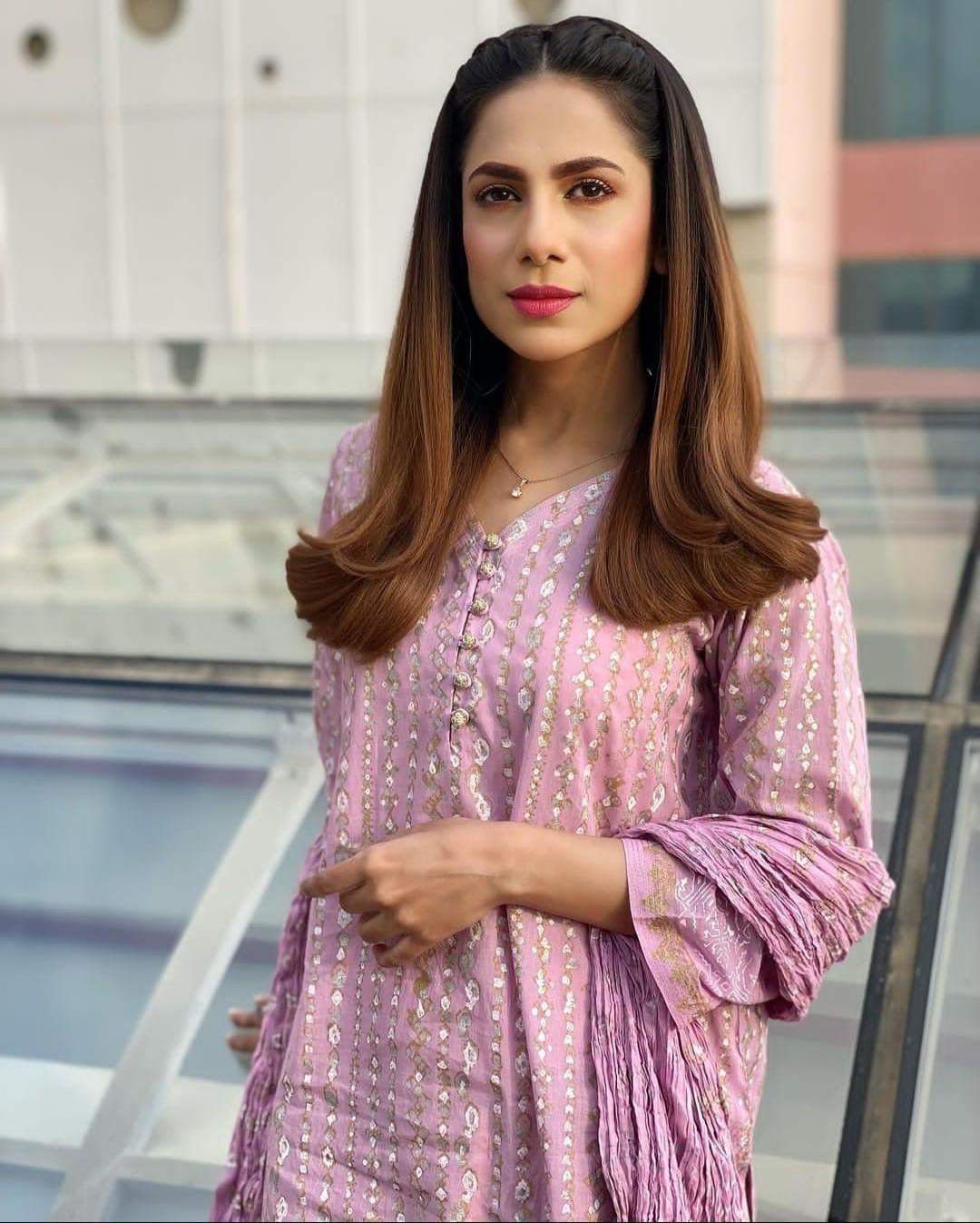 Amna Akram's gold and silver matrix design shirt and dupatta set in fusia pink. Own the room in this stunning outfit.