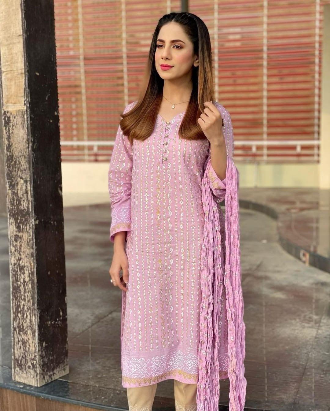 Amna Akram's gold and silver matrix design shirt and dupatta set in fusia pink. Own the room in this stunning outfit.