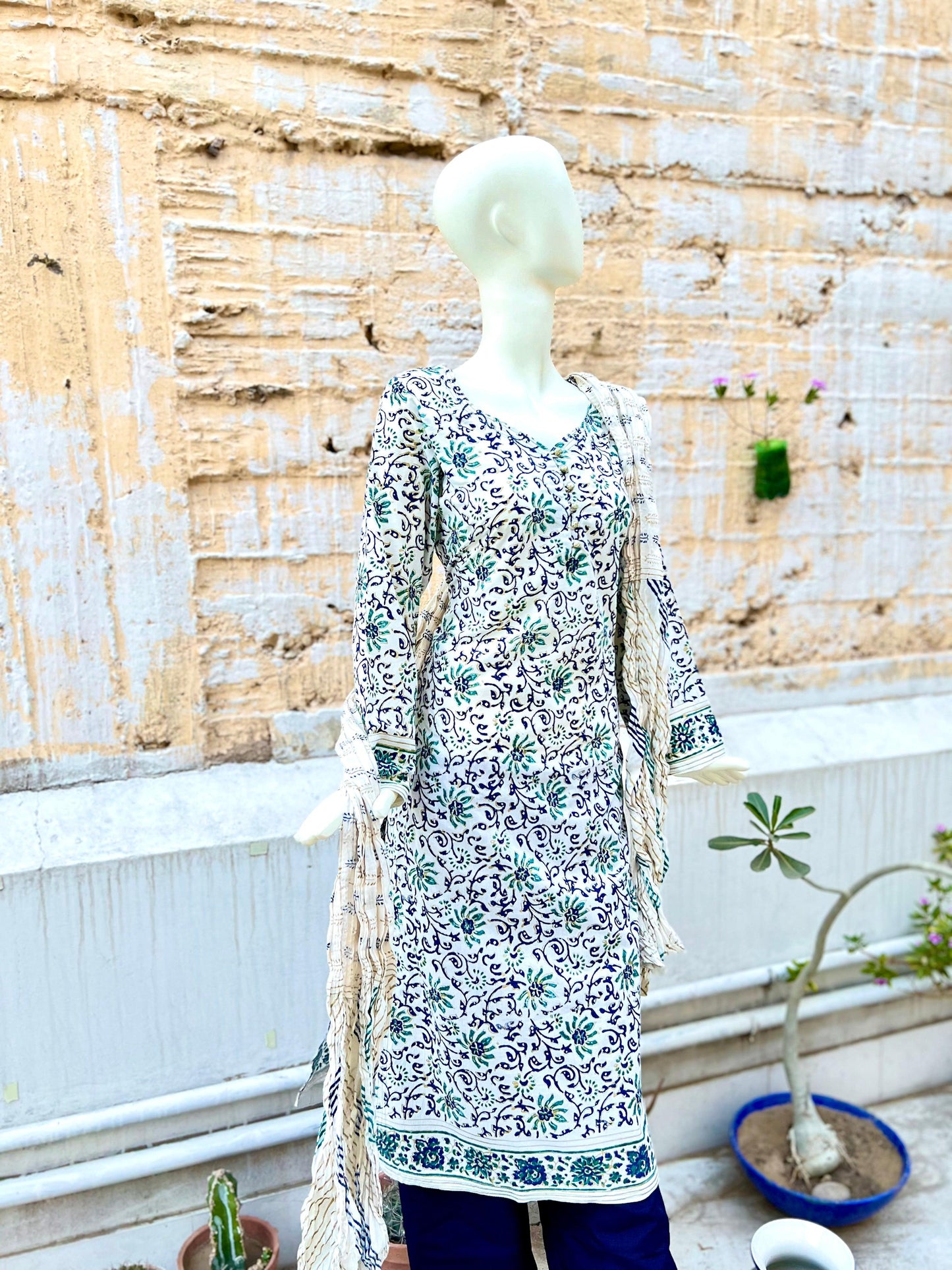 Dress up in our Gold Ferozi Pret shirt with a stunning Sunflower design on the dupatta.