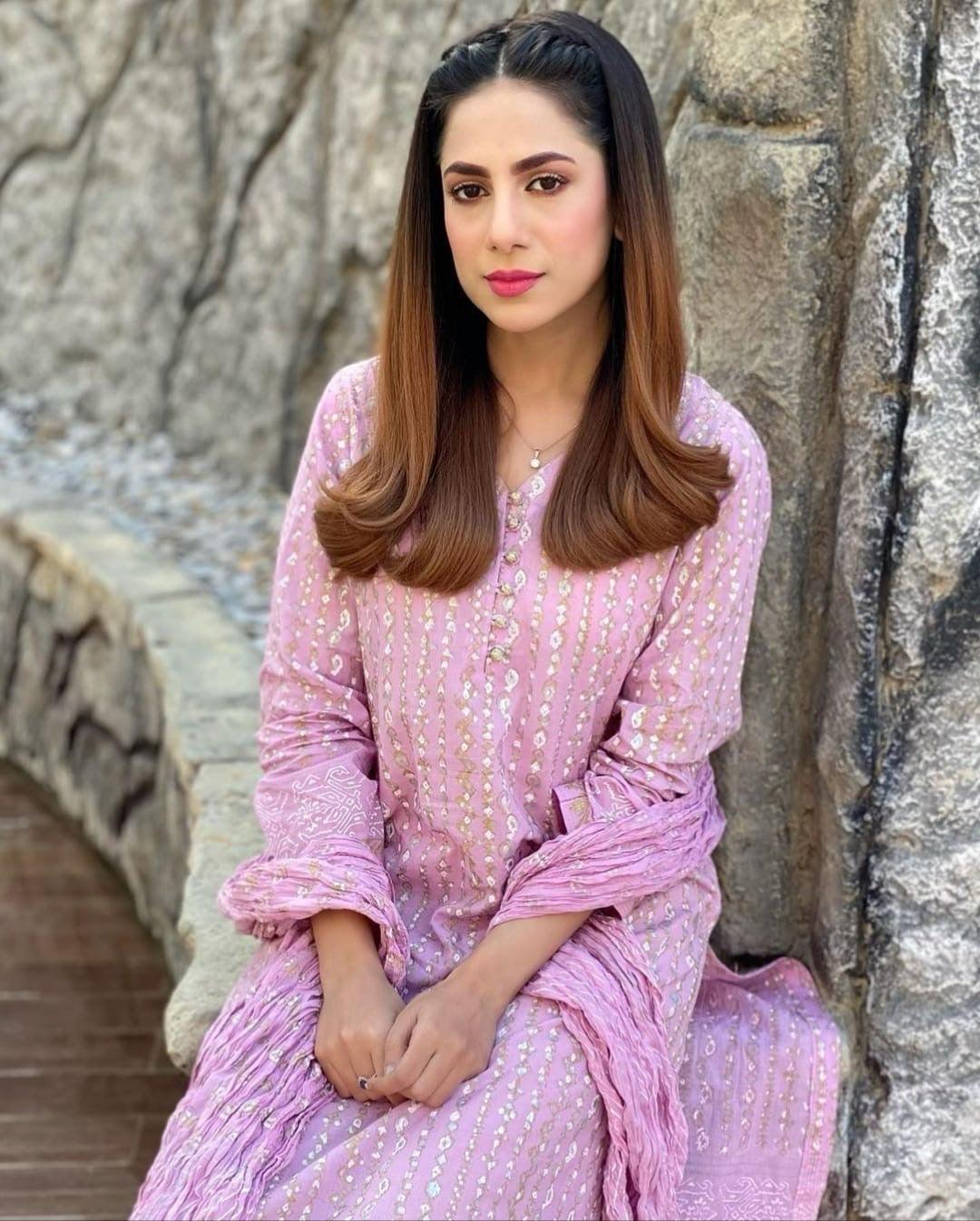 Amna Akram's gold and silver matrix design shirt and dupatta set in fusia pink. Own the room in this stunning outfit.
