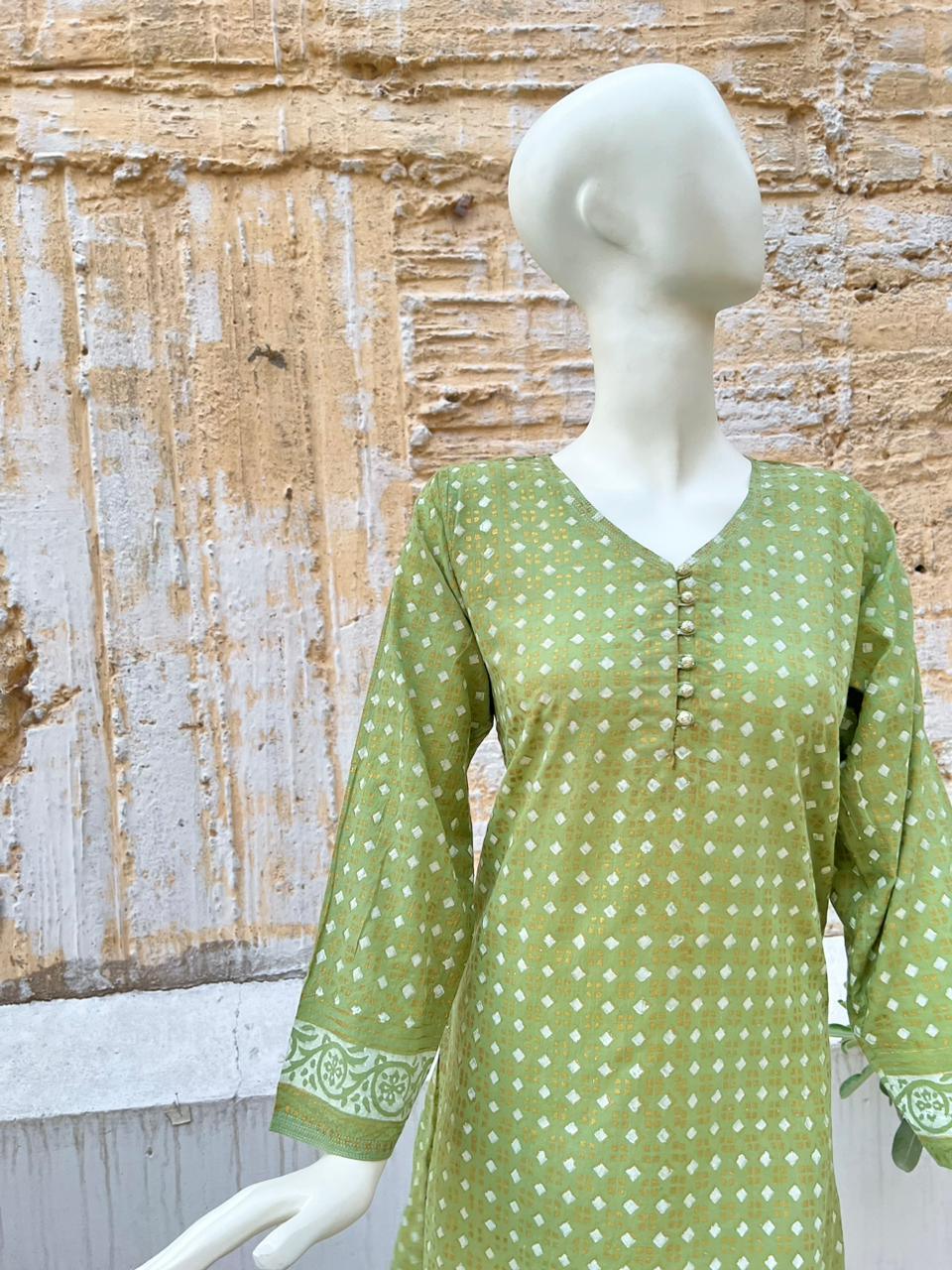 Golden Checkmate: Natural Green Geometric Print Pret Shirt